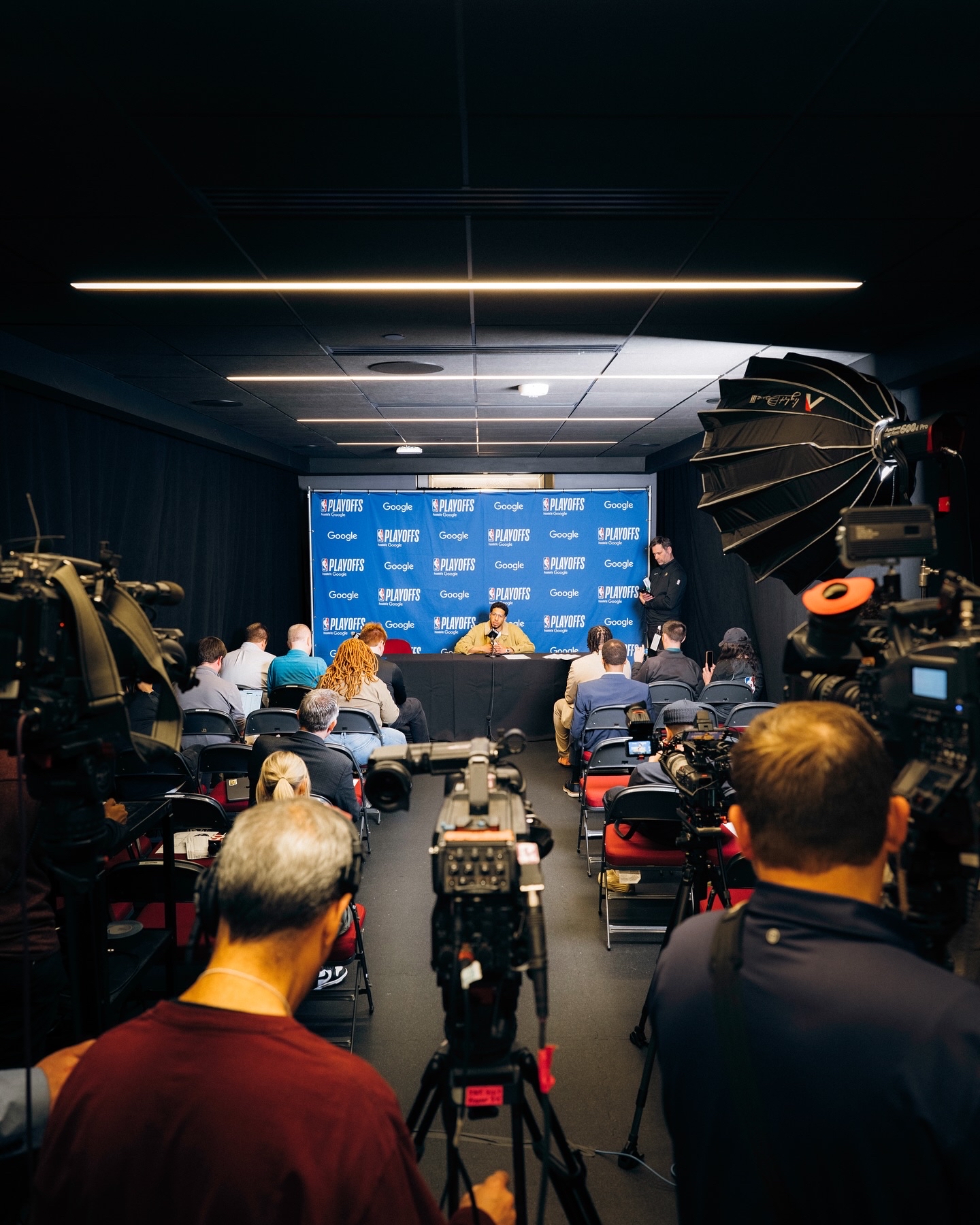 包含转折点印第安纳步行者战术微调，NBA总决赛冲刺阶段攻防权衡，媒体盛赞，资深球员宣示担当的词条